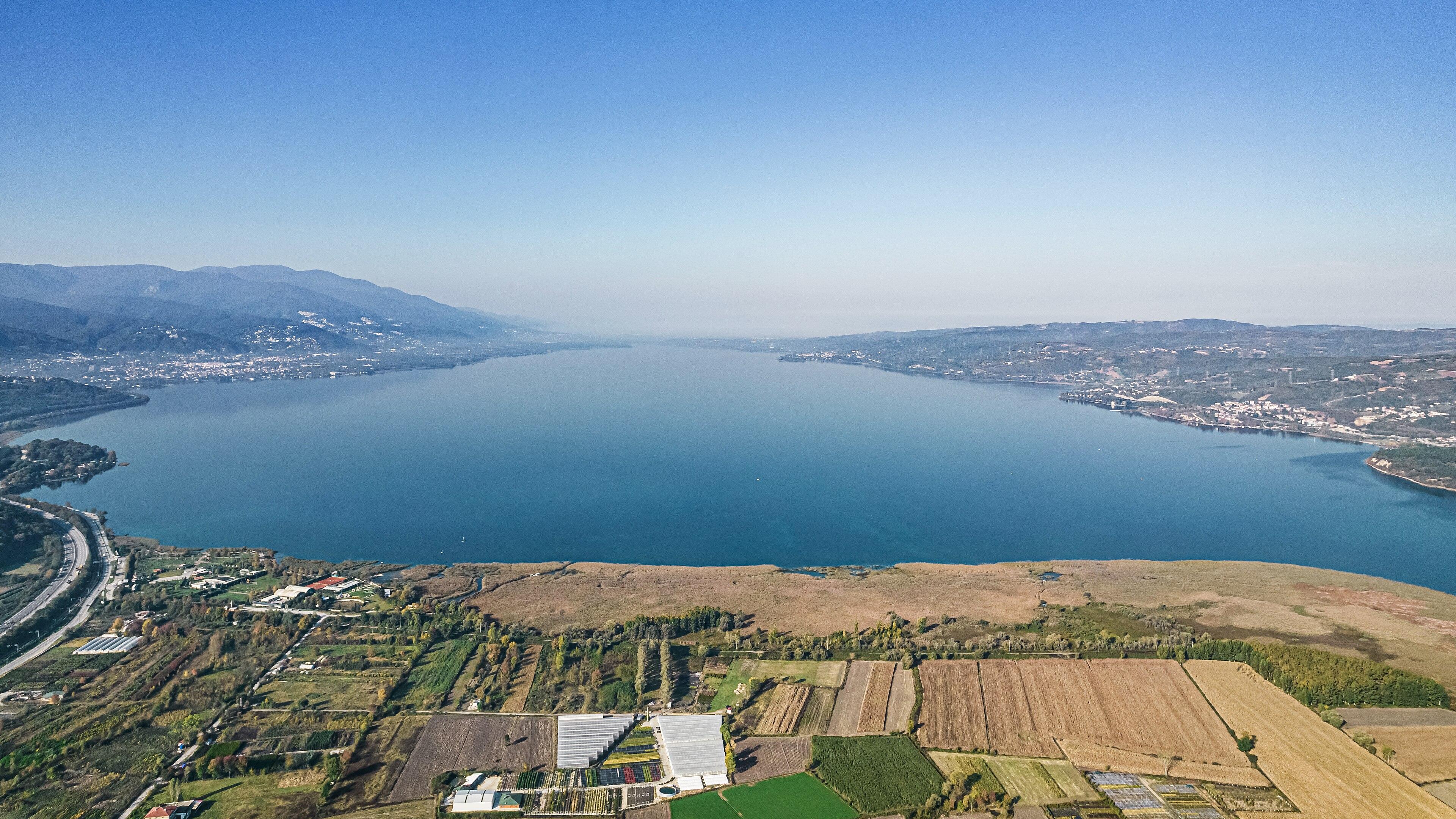 Göl, dağlar ve ova — hepsi bir arada.