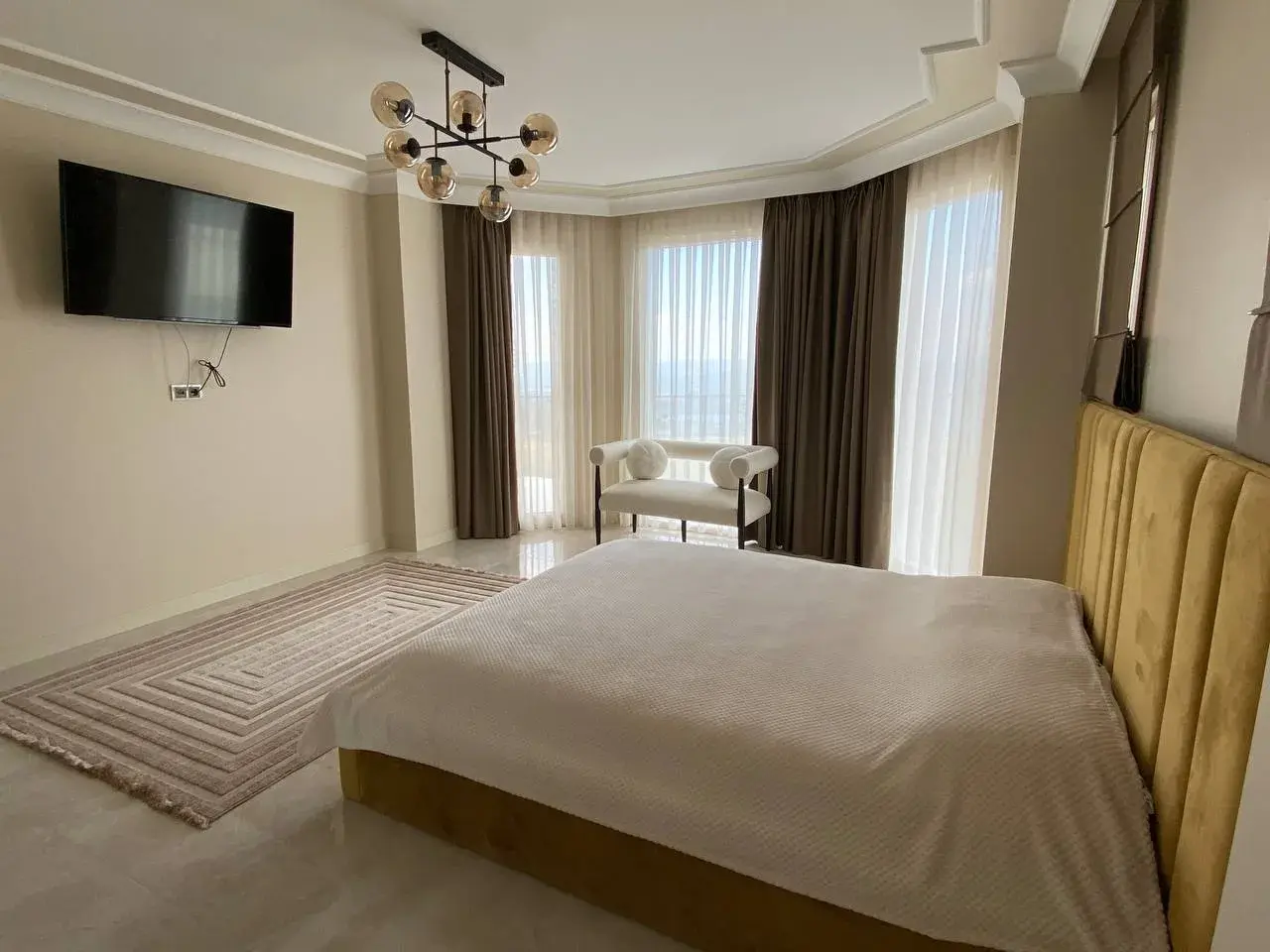 Dibektaş Mevkiinde Göl Manzaralı Müstakil Site İçerisinde Havuzlu Villa